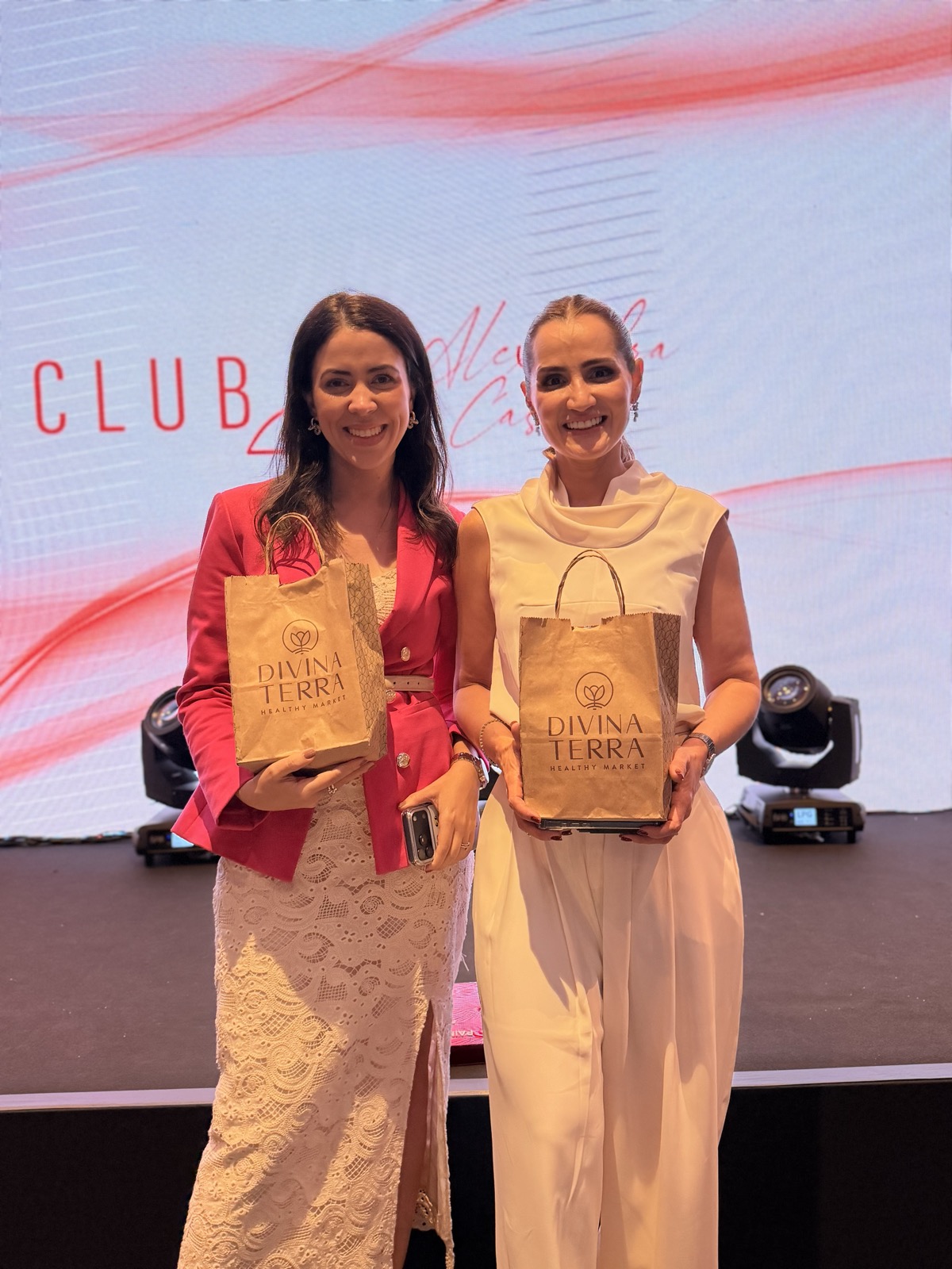 Duas empresárias no palco do evento Club A