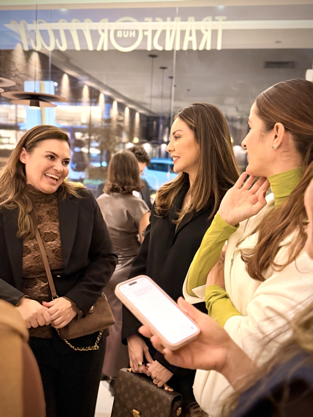 Participantes em conversa de trabalho durante o evento