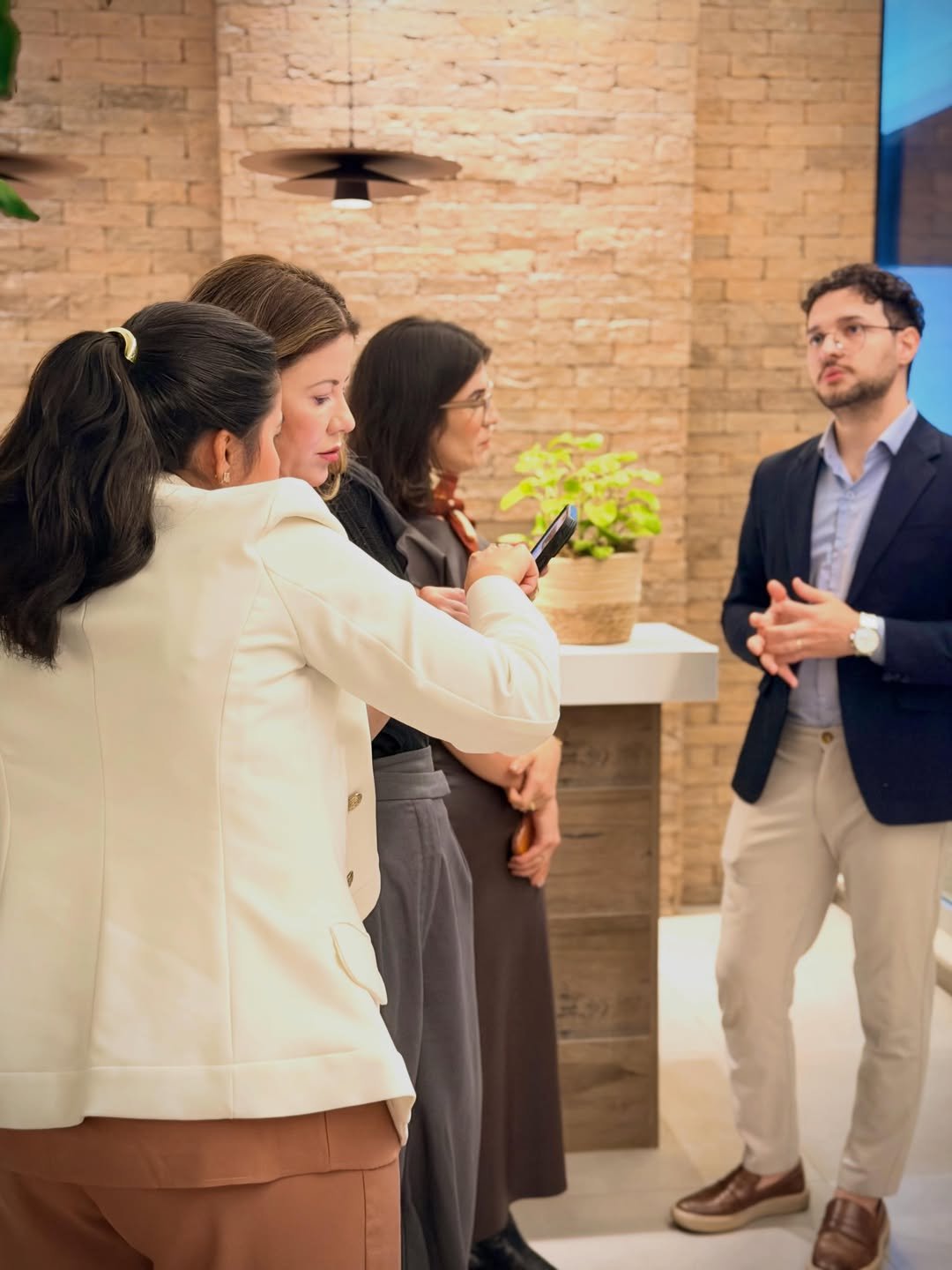 Empresárias trocando ideias, mão na massa